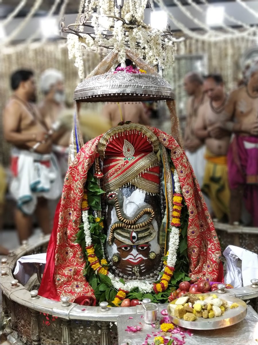 RajendraPal_BJP's tweet photo. 🙏🌹जय श्री महाकाल 🌹🙏
श्री महाकालेश्वर ज्योतिर्लिंग का आज का भस्मआरती श्रृंगार दर्शन
🔱18 जून 2018 ( सोमवार )🔱
#DevSeMahadev @AkashVOnline https://t.co/cetKZvUFPm
