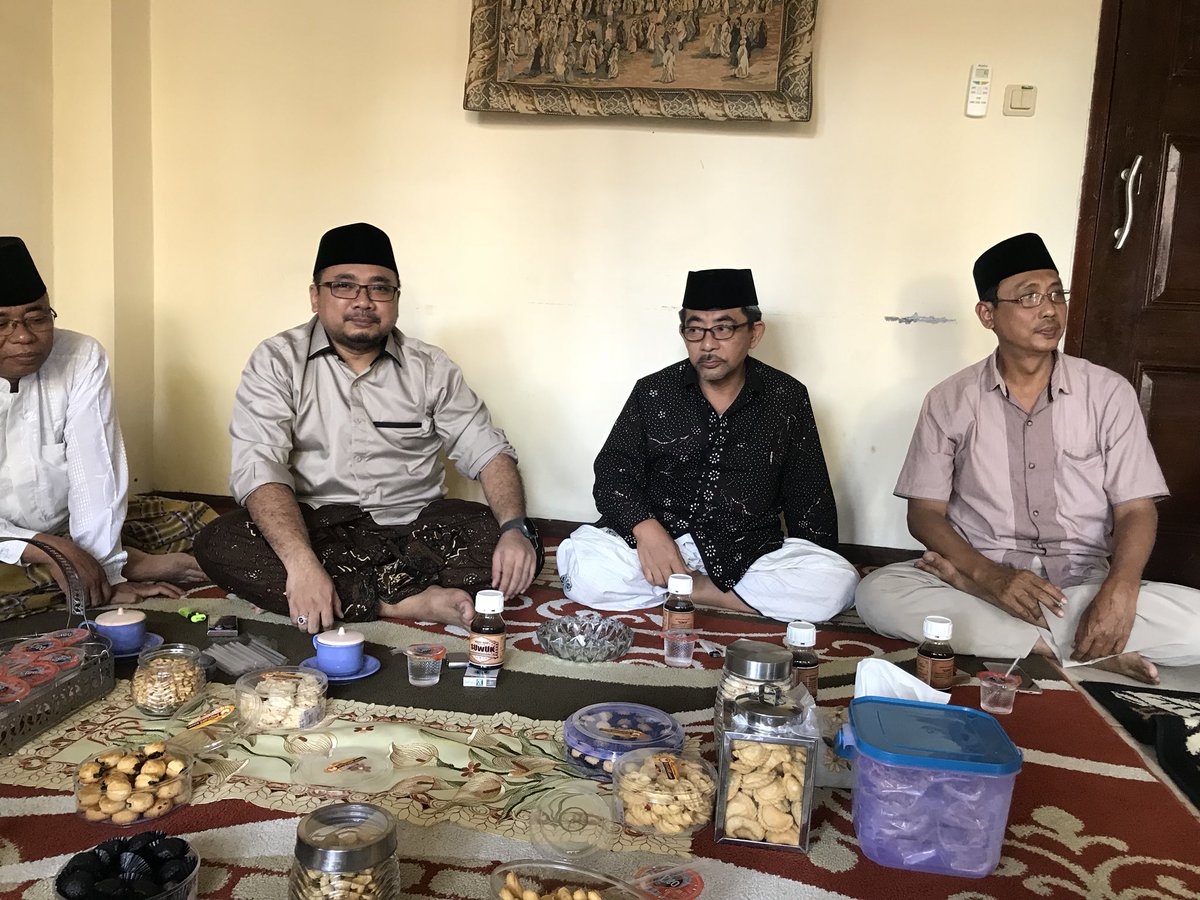noeruzzaman's tweet photo. Sowan ketum @GPAnsor_Satu dapat oleh2 madu suwuk khasiatnya madu ini anti bully asal kdarnya pas kalau diminum @towus_AY @Mujib_Barton @wprasetyo73 @mantriss @qitmr https://t.co/wlq5ldNLu3