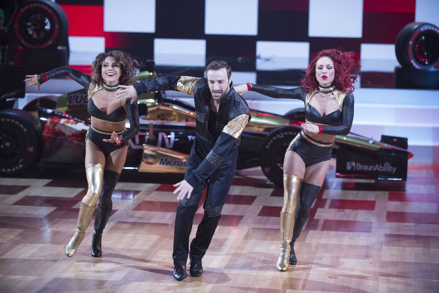 dancermichelle8's tweet photo. Day 17: Fav Trio Dance
-this was the first week shar came back after being injured and she absolutely killed it!!
-i love everything about this dance- the costumes, the three of these people together... to how SYNCHRONIZED there are!! πππ
#21DaysofSharna https://t.co/zyDIyVzxal