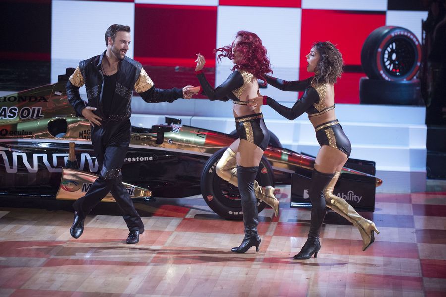 dancermichelle8's tweet photo. Day 17: Fav Trio Dance
-this was the first week shar came back after being injured and she absolutely killed it!!
-i love everything about this dance- the costumes, the three of these people together... to how SYNCHRONIZED there are!! πππ
#21DaysofSharna https://t.co/zyDIyVzxal