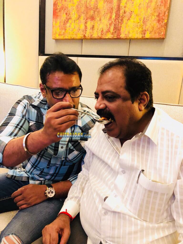 DSSOFFICIAL171's tweet photo. ಜೀವನದಲ್ಲಿ ನಿಸ್ವಾರ್ಥ ಸ್ನೇಹಕ್ಕಿಂತ ಮಿಗಿಲಾದ ಸಂಬಂಧ ಬೇರೆಯಿಲ್ಲ... 
ಅದನ್ನು ಕಾಪಾಡಿಕೊಂಡು, ಬೆಳೆಸಿಕೊಂಡು ಹೋಗುವುದು ನಮ್ಮ ಕರ್ತವ್ಯ..😍🙂
@dasadarshan @dinakar219 @Mgramamurthy @Dcompany171 @Dbeatsmusik https://t.co/6t7dhxt2hb