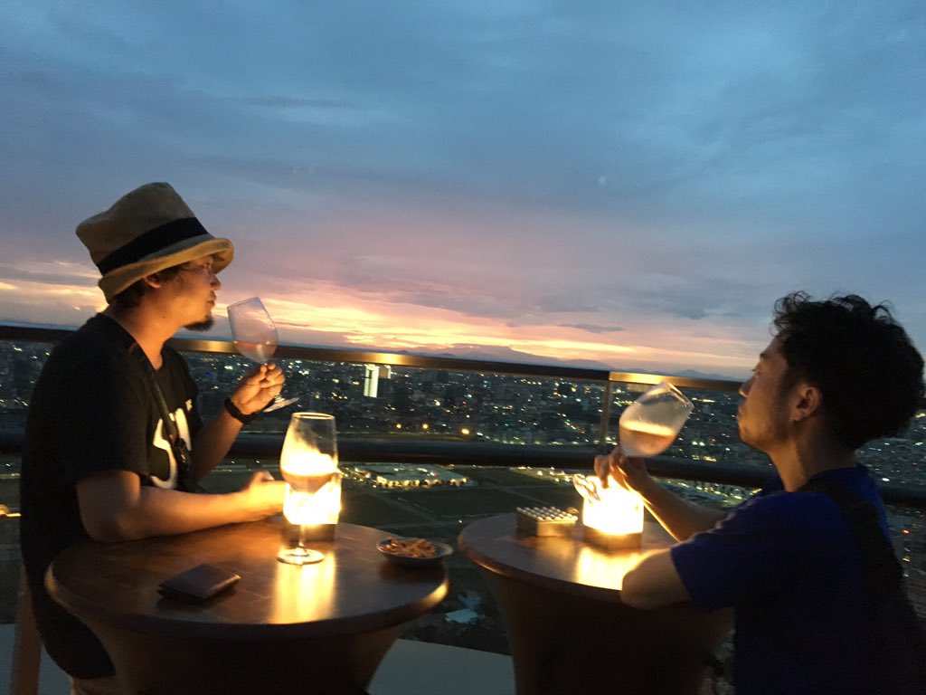 joooohn26's tweet photo. Welcome to Cambodia.

Backpacker's Japan御一行
酒が美味いのなんの。 https://t.co/qw7xBHp4zg