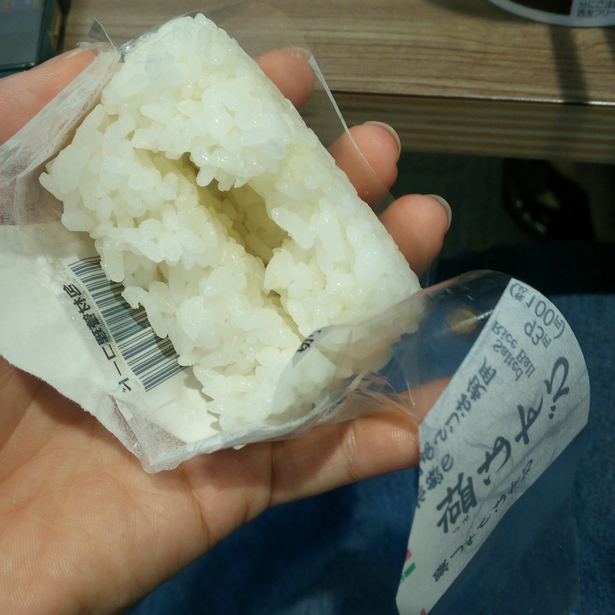 まるまるつい ついさっき近所のセブンでかった塩むすびが なんか全然塩の感じしないんだけどどういうこと しかも そもそも具材のないおにぎりなのに中が空洞だし これ 塩むすびじゃなくて別のおにぎりと間違えてない 塩むすび好きとしてはかなり