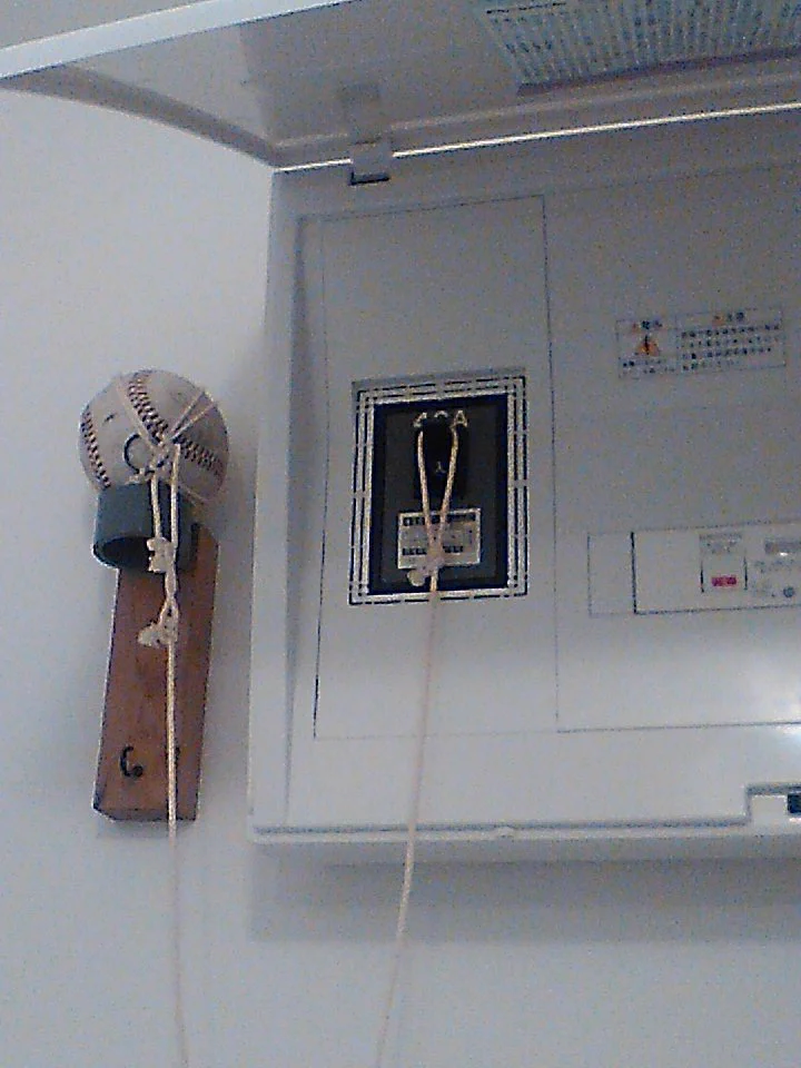 実家にある自作の全自動ブレイカー切断装置ｗ地震の際の通電火災対策！