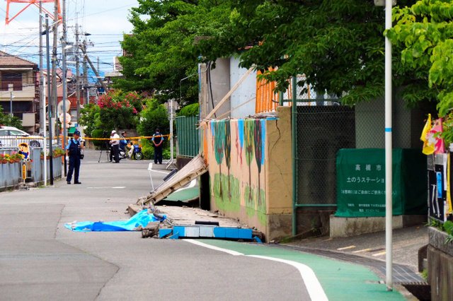 FastNewsJP_'s tweet photo. [朝日]３．５ｍの塀倒れ、９歳女児犠牲…情報に大阪府庁舎緊迫 https://t.co/Xoaq5aLqYb 大阪府北部を震源とする地震で、大阪府高槻市栄町３丁目の市立寿栄小学校では同小４年の女児（９）が亡くなった。午前９時４分に死亡が確認された。府警によると、小学校のプールサイドの塀が倒れて下敷きにな… https://t.co/hl7lW8984W