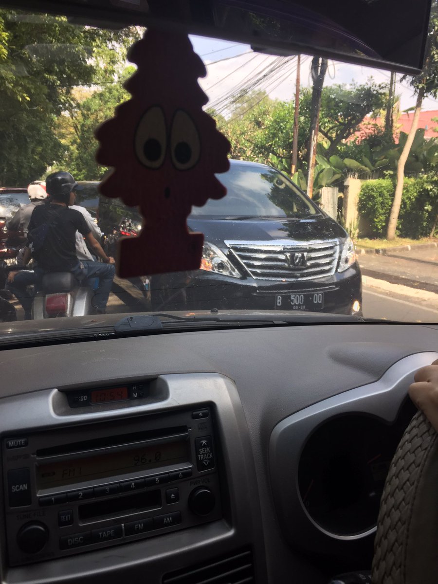 aldilips's tweet photo. @RTMC_PoldaJabar Pengawalan membuat ciumbuleuit macet karena melawan arah https://t.co/bhv1rxbTBM