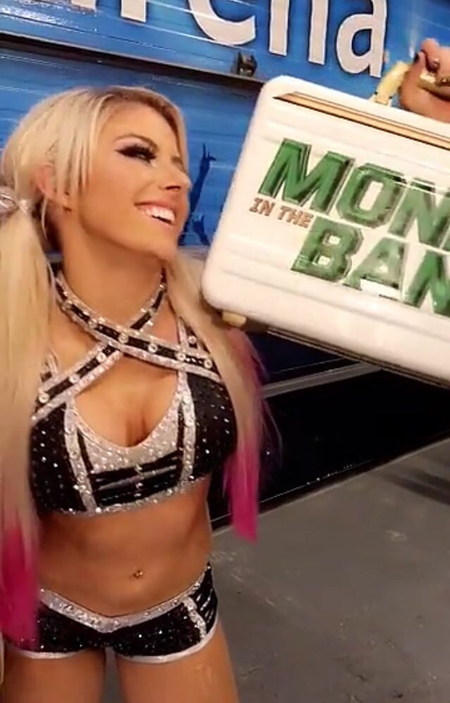 viledoyenne's tweet photo. Ms MITB? Oh no, I like this one much better.... https://t.co/Z0Yf5u14R2