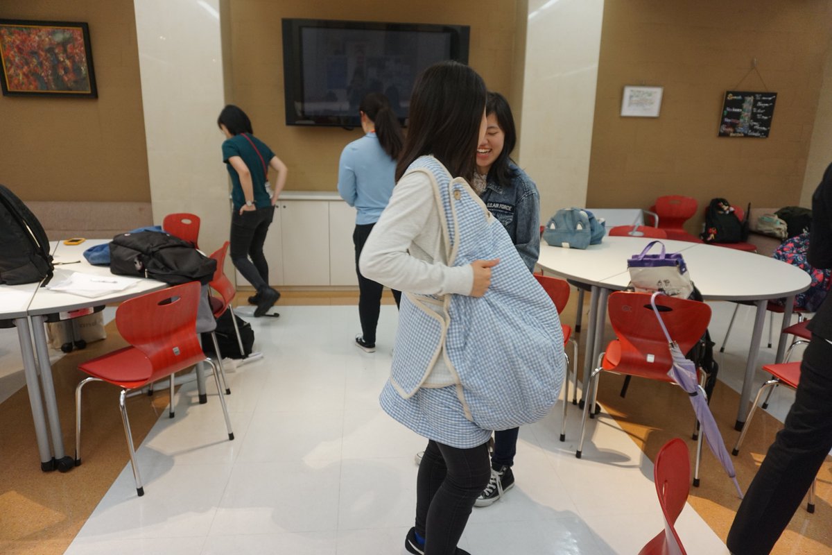 国際トラベル ホテル ブライダル専門学校 على تويتر ホテル科の1年生は授業で妊婦体験をしました 階段 を上ったり 落ちたものを拾ったり 妊婦さんの大変さが体験できたようです Ithb バリアフリー