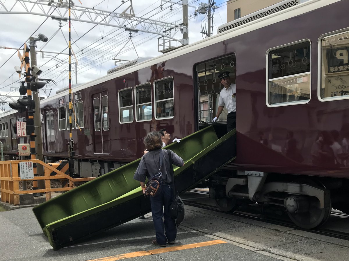 緊急停車していた阪急電車 シートを利用したふかふか脱出シューターで乗客が無事避難 Togetter 緊急停車していた阪急電車 シートを利用したふかふか脱出シューターで乗客が無事避難 Togetter
