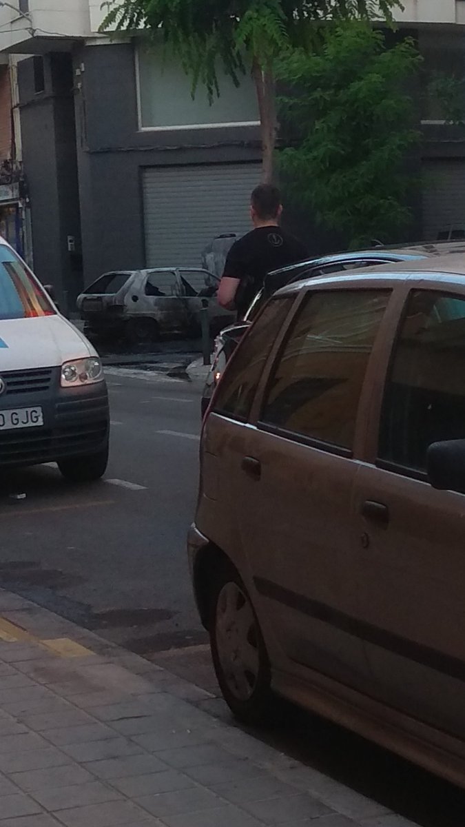 quenocabes's tweet photo. Accidente en pintor camarón se a quemado hasta un coche. Castellón. Que peligro tienen estos cruces. https://t.co/JpFC4MCcPo