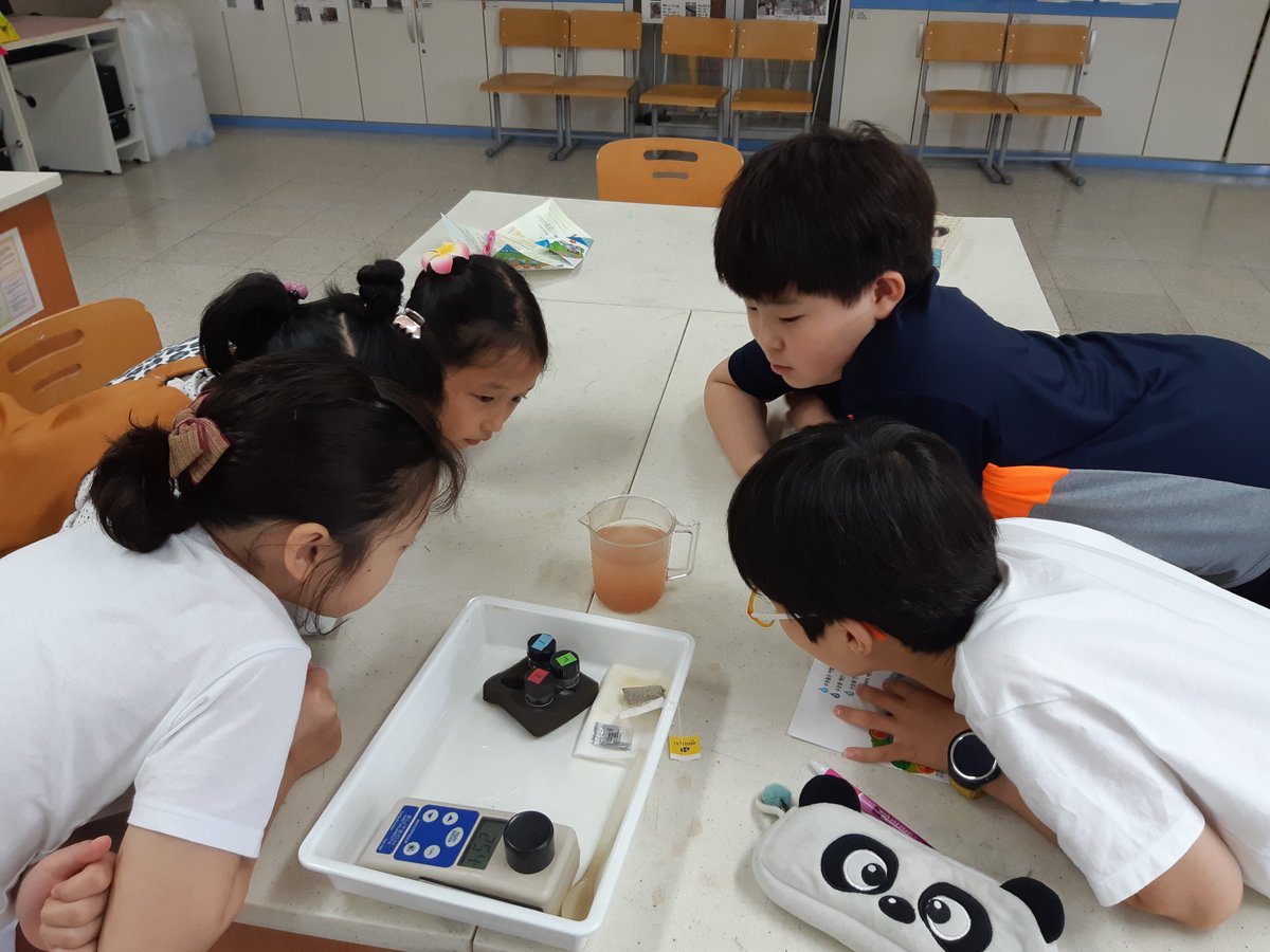 red117324's tweet photo. #성남시 정수과 수돗물과학교실~!

초등학교에 방문하여 수돗물이 만들어지는 과정도 알아보고~
재미있는 실험도 잔뜩!!!

이번주 신백현초등학교 4학년 친구들~ 
집중~하고 수업듣는 학생들이 너무 예쁘네요~^^ https://t.co/MEjzttuX5u