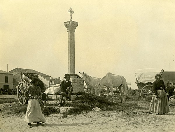 MuseonArlaten's tweet photo. Le @MuseonArlaten participe à #MondesTsiganes du @MNHIParis jusqu'au 26/08. Prêt de quatre photos de JP Anastay prises en 1903 aux Saintes-Maries-de-la-Mer. Les 15 images du reportage complet : https://t.co/krC5zEj9Lo #Nomades #Camargue #Provence #photographie #histoire https://t.co/tgl9hBAlmm