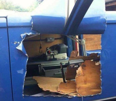 wharfsideUK's tweet photo. Thieves target #Gosport Van Men in overnight tool theft https://t.co/34HTDaqf6L #VansUnderAttack #ToolTheft #trades https://t.co/9gOkKO31lw