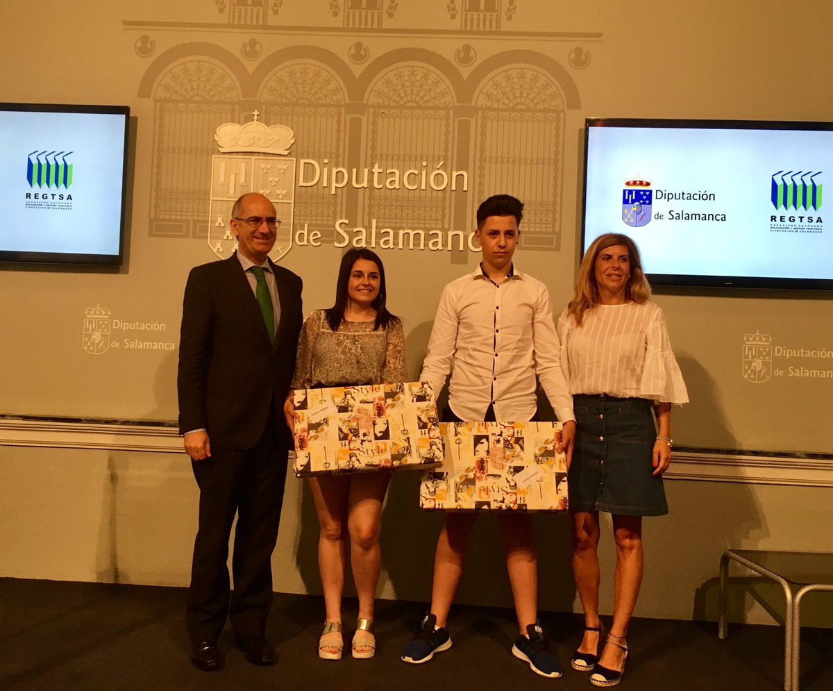 dipusalamanca's tweet photo. Entregamos hoy los premios 🥇 del certamen de vídeos ‘Los impuestos mejoran mi pueblo’ de @REGTSA . Los ganadores nos cuentan la importancia de tener conductas responsables para la mejora de todos 🏘 https://t.co/EOvHDjFJFC