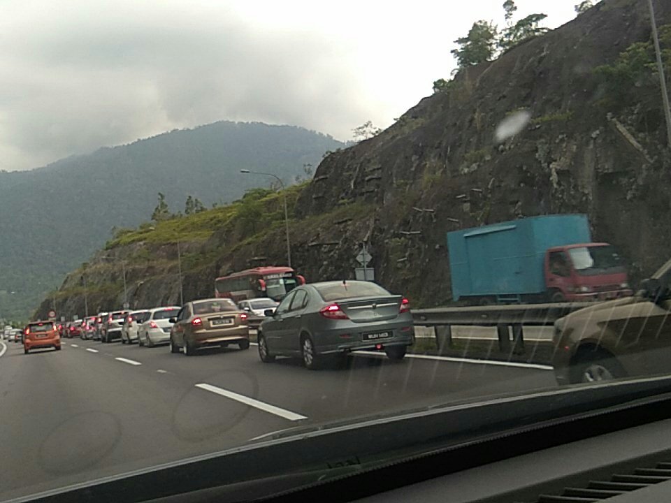 finyDarls's tweet photo. @plustrafik @LLMinfotrafik Sangat padat!  R&amp;R pun padat. https://t.co/YSfE5lokwu