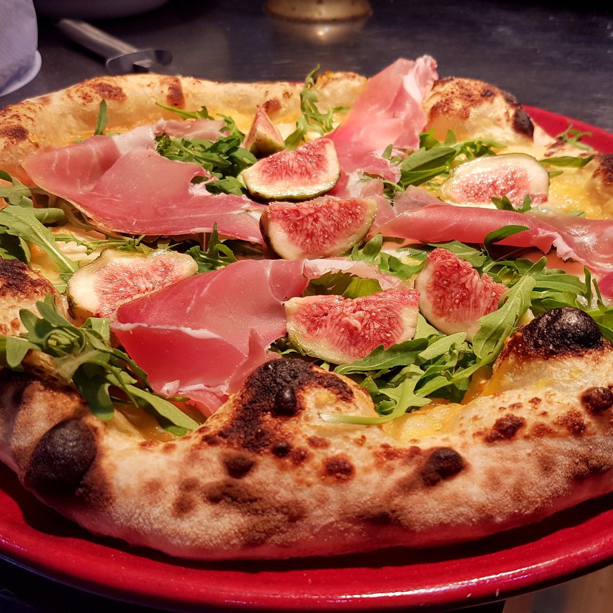 A touch of summer: Figs, Rucola &amp; Parma Ham on a yellow tomatoes sauce base 🍕