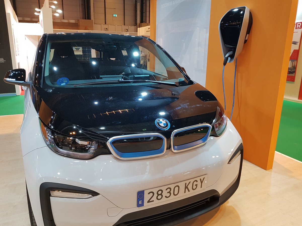 VatiosVerdes's tweet photo. 📸 Seguidores solares, puntos de carga rápida de vehículos eléctricos y placas solares que se limpian solas 😂 Muchas de las cosas que vimos en la Feria #Genera2018

#Ifema #Madrid #MovilidadSostenible #VehículoEléctrico #EnergíaSolar #EnergíasRenovables https://t.co/GYgFCP3n5Z