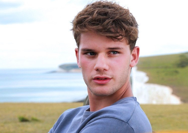 Happy birthday Jeremy Irvine 