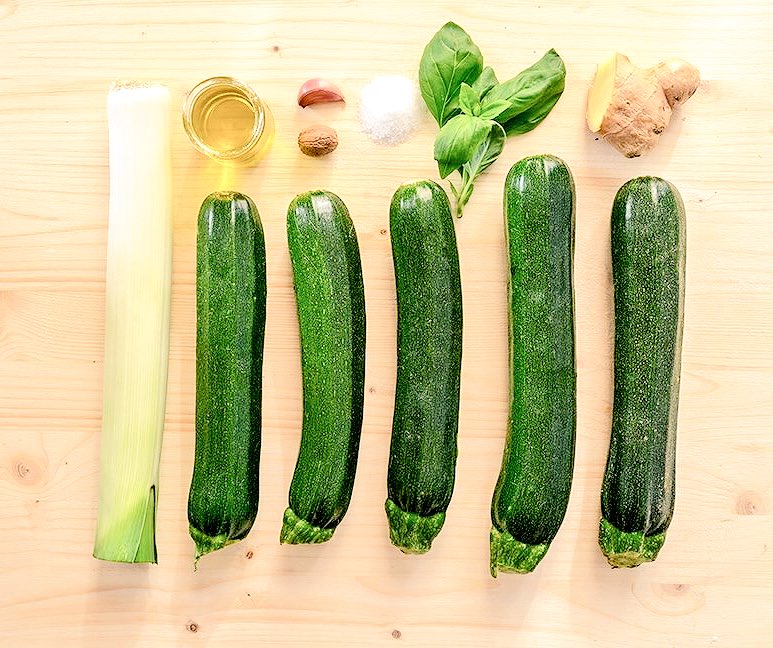 #lunedì #18giugno | Cosa mangiamo oggi? Vellutata di #zucchine zenzero e basilico, fresca e leggera, da provare con crostini o chips di patate... la #ricetta è sul sito 😉