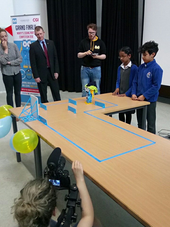 RoboticalLtd's tweet image. Third team to complete the obstacle course is @DalryPrimary Their @MartyTheRobot is called &apos;Dalry borg&apos;... Love the hair!! #MartysCodingParty18