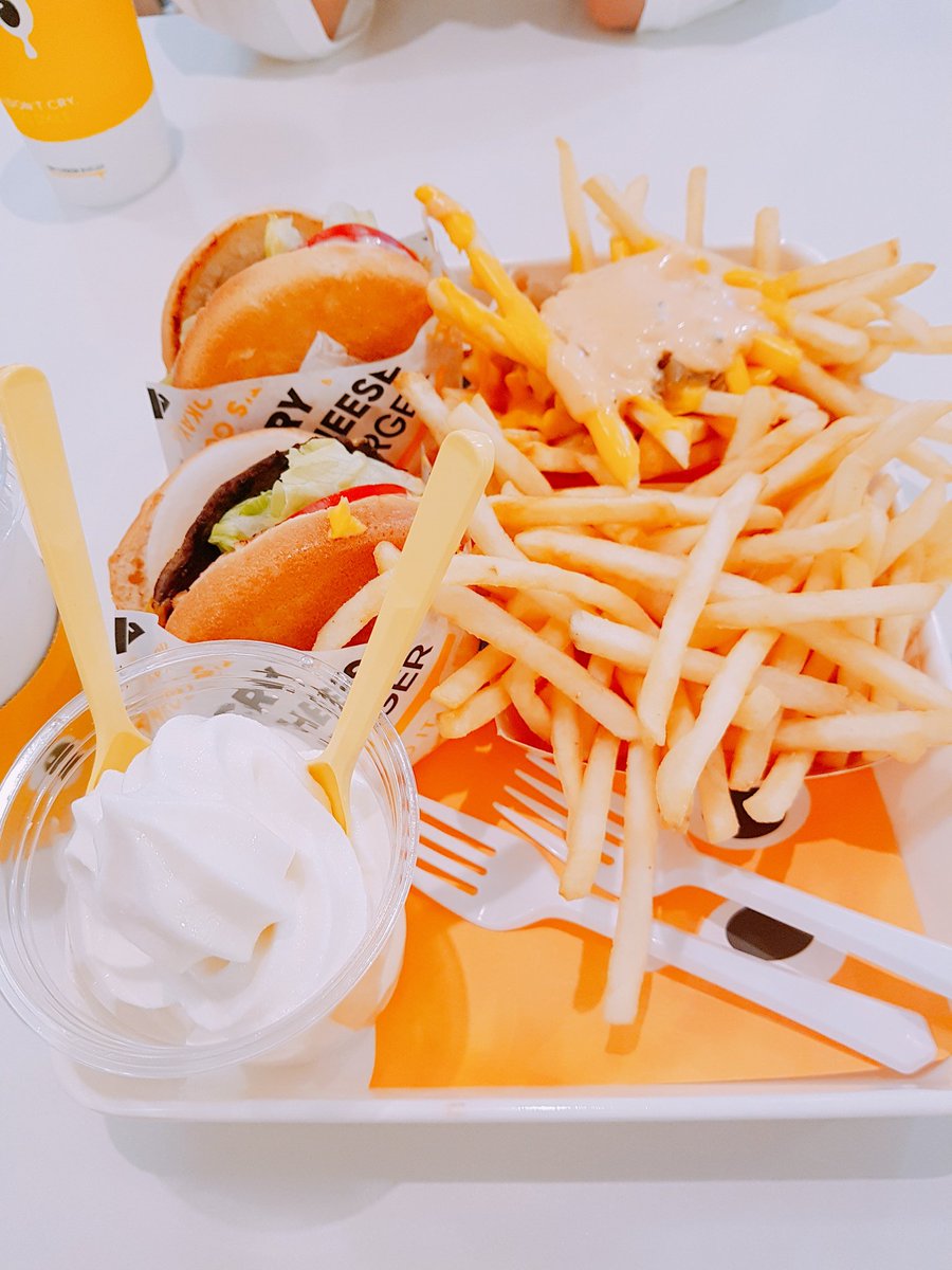 CryCheeseBurger's tweet photo. 조금 많이 늦게 올리게 되었지만!!!!
삼성지점에는 쉐이크와 아이스크림도 준비되어있어요!!!
진짜...너무 맛있네요!!!!!ㅋㅋㅋ
드시러오세요
#감자튀김 #쉐이크 #아이스크림 #크라이치즈버거 #크치 #삼성역 #코엑스주변 
#찍어드셔보세요 #눈물나게맛있다 https://t.co/tSfhyQiyXr