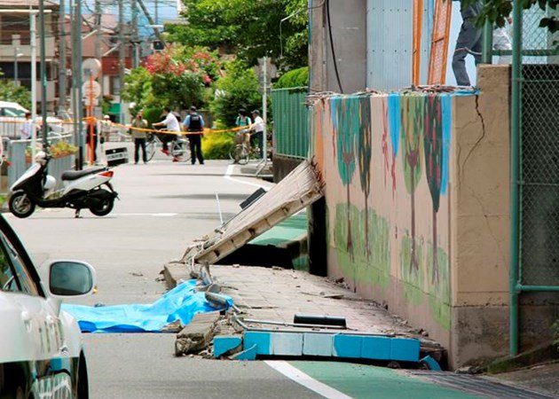 Strong quake near Osaka, Japan, kills 3, knocks over walls: bit.ly/2ykhHoi https://t.co/wzT39Oz6sP