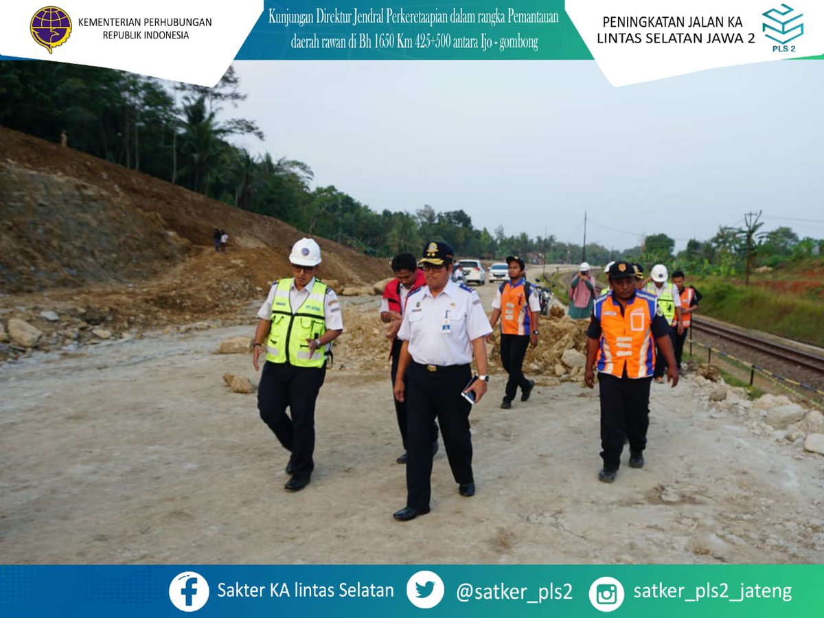 Satker_pls2's tweet photo. kegiatan monitoring Bapak direktur jenderal perkeretaapian mengenai tinjauan pembangunan terowongan Ijo dan meminta seluruh jajaran untuk mengantisipasi aliran sungai yang berpotensi banjir pada musim hujan yang dapat berdampak kepada pembgnan dan penduduk sekitar. https://t.co/oYrK5HH2gC