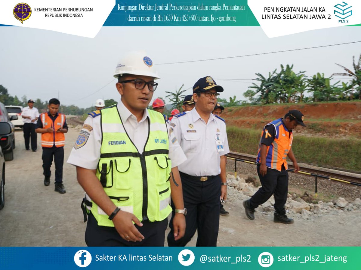Satker_pls2's tweet photo. kegiatan monitoring Bapak direktur jenderal perkeretaapian mengenai tinjauan pembangunan terowongan Ijo dan meminta seluruh jajaran untuk mengantisipasi aliran sungai yang berpotensi banjir pada musim hujan yang dapat berdampak kepada pembgnan dan penduduk sekitar. https://t.co/oYrK5HH2gC