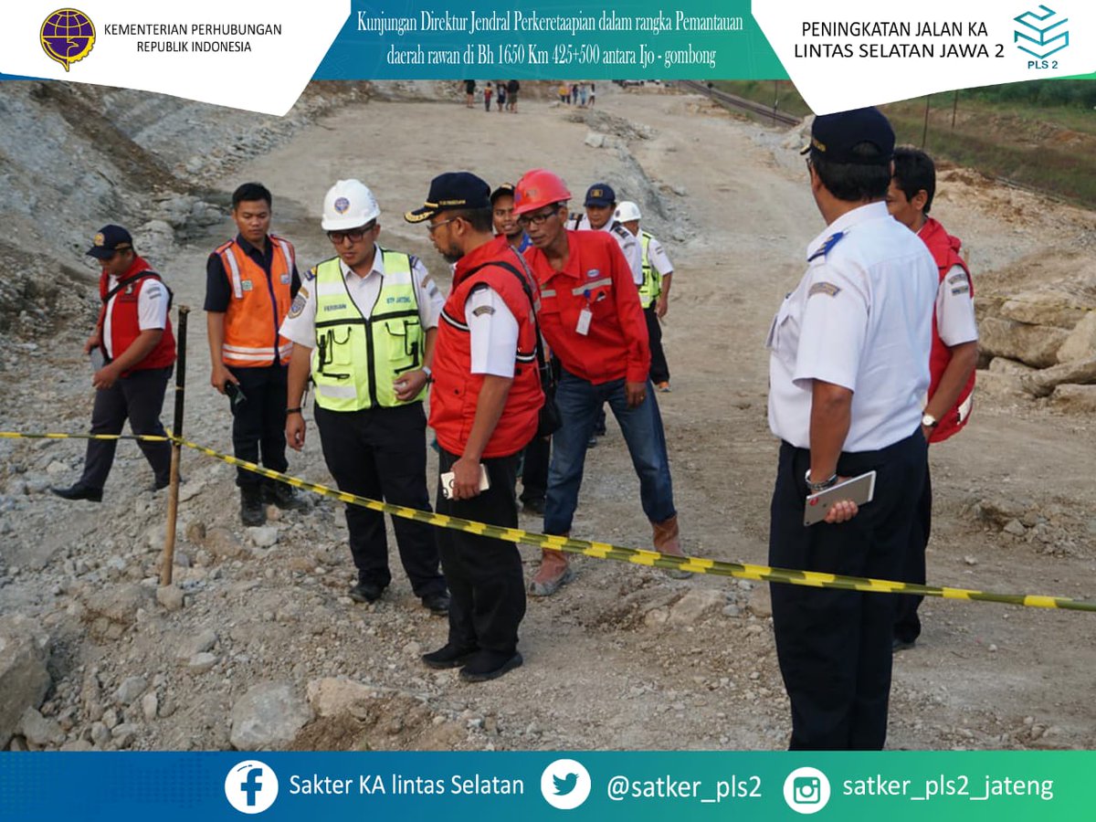 Satker_pls2's tweet photo. kegiatan monitoring Bapak direktur jenderal perkeretaapian mengenai tinjauan pembangunan terowongan Ijo dan meminta seluruh jajaran untuk mengantisipasi aliran sungai yang berpotensi banjir pada musim hujan yang dapat berdampak kepada pembgnan dan penduduk sekitar. https://t.co/oYrK5HH2gC