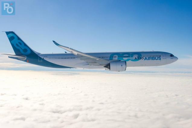 presseocean's tweet photo. #SaintNazaire Levez les yeux au ciel ! L'A330 #Neo survolera l'usine #Airbus de Gron ce lundi à 14 h https://t.co/Fy2twtRu7c https://t.co/tzYkjfizYL