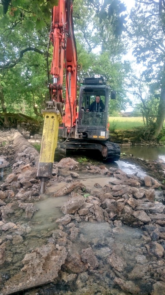 ProfJGrey's tweet photo. Onto the pecker and first signs of metalwork, but no game-changer. The crowd is gathering. Team responsible for getting this going @PeteTurnerEA @aireriverstrust @Claire_bithell @WildTroutTrust https://t.co/yeONvLvowB