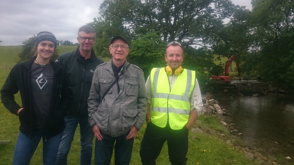 ProfJGrey's tweet photo. Onto the pecker and first signs of metalwork, but no game-changer. The crowd is gathering. Team responsible for getting this going @PeteTurnerEA @aireriverstrust @Claire_bithell @WildTroutTrust https://t.co/yeONvLvowB