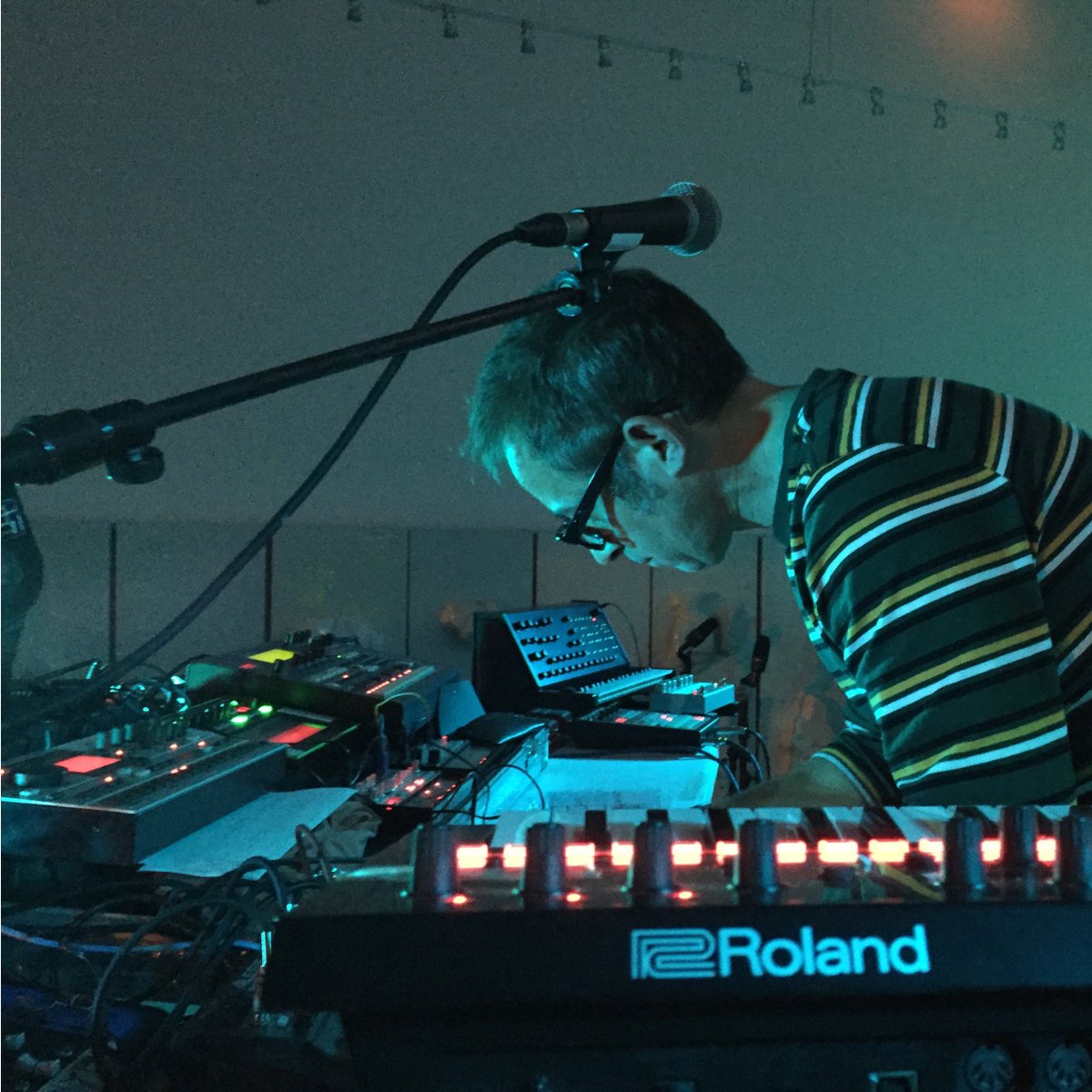 YAK 42 macho black and roll, és Ramon Faura.
15 de Setembre a la Festa del Grafisme. Inclòs en els Tallers de la Festa i és gratis.
15 de Septiembre en la Festa del Grafisme. Incluído en los Tallers de la Festa y es gratis.
#tfg18 #fdg18
@yak42_machoblackandroll @festadelgrafisme