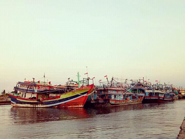 Ubaidil37153422's tweet photo. Pelabuhan Pendaratan Ikan di Tegalsari,  Kota Tegal menjelang lebaran. https://t.co/ulwDe5qlFX