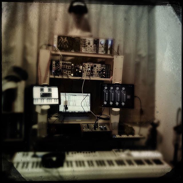 apptronica's tweet photo. Getting the lab set up for new tinkering. #iosmusic #apptronica #modularsynth #Hipstamatic #Tinto1884 #CTypePlate #LeprechaunTearsGel @arturia_official https://t.co/qhqSR3R1vR https://t.co/LrqJsyy337