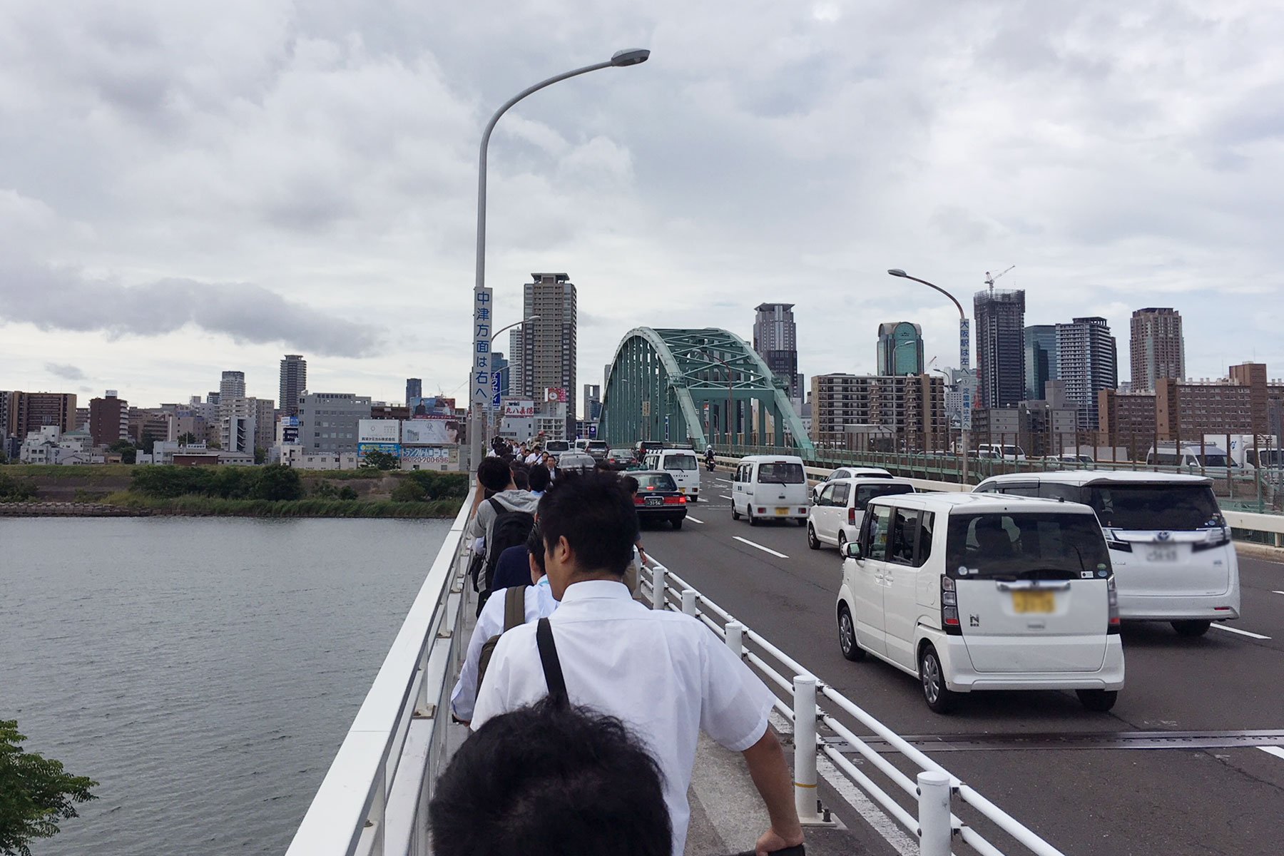 画像 地震で御堂筋線が止まっているため 梅田 中津ー西中島 新大阪間を皆さん徒歩で淀川大橋を渡って移動してますね 大阪地震 大阪北部地震 西中島 西中島南方 まとめダネ 画像 地震で御堂筋線が止まっているため 梅田 中津ー西中島 新大阪間を皆さん徒歩で淀川大橋を渡って移動してますね 大阪地震 大阪北部地震 西中島 西中島南方 まとめダネ