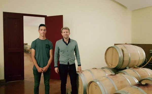 Guillaume Ertel en stage au Château Brown. Pour son stage de fin de 1ere année de Bachelor, Guillaume a su saisir l'opportunité d'être encadré par 'équipe du Château Brown : Bruno Patrouilleau (pour la partie technique) et Mathilde Loriaud (pour la... ecole-bordelaise-du-vin.fr/Guillaume-Erte…