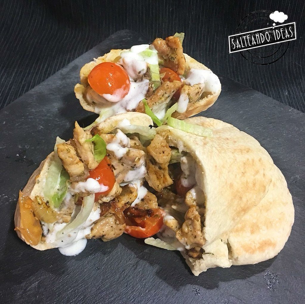 salteandoideas's tweet photo. SANDWICH SOUVLAKI

Γεια σε όλους o sea... Hola a todos en griego. Hoy os traigo una receta típica en Grecia.
Souvlaki es la manera que nosotros decimos sandwich, bocadillo etc... La forma de hacer una y mil combinaciones de bocadillos pero con pan de pita.
https://t.co/rVC2Hbuala https://t.co/7ejMKlAuEE