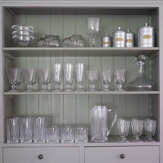 Monday morning tidiness- it won't last the week but let's kid ourselves it will 😉

#shelfie #kitchenshelves #glassware #glassart #drinks #tumbler #carafe #pitcher #wine #wineglass #decanter #tidykitchen #catesbys #catesbysstyle #interiores #interiorf… ift.tt/2ykF6WT