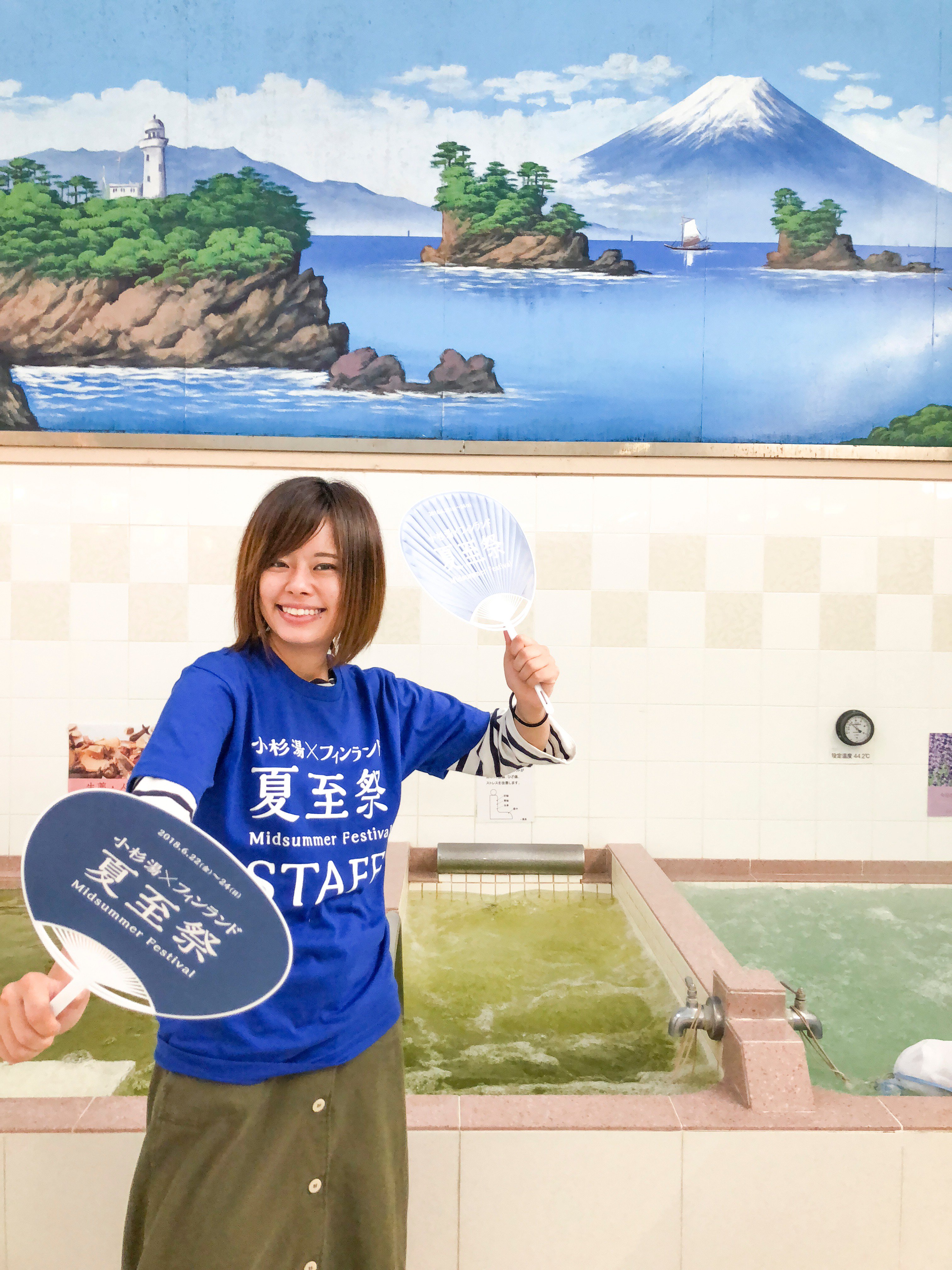 Enya Honami 塩谷 歩波 夏至祭 スタッフtシャツ うちわができました フィンランドカラーの青が富士山とマッチしています Tシャツの背中にはちょっとした格言を うちわも私のイラストが素敵にレイアウトされて 可愛い仕上がりになっています 小杉湯