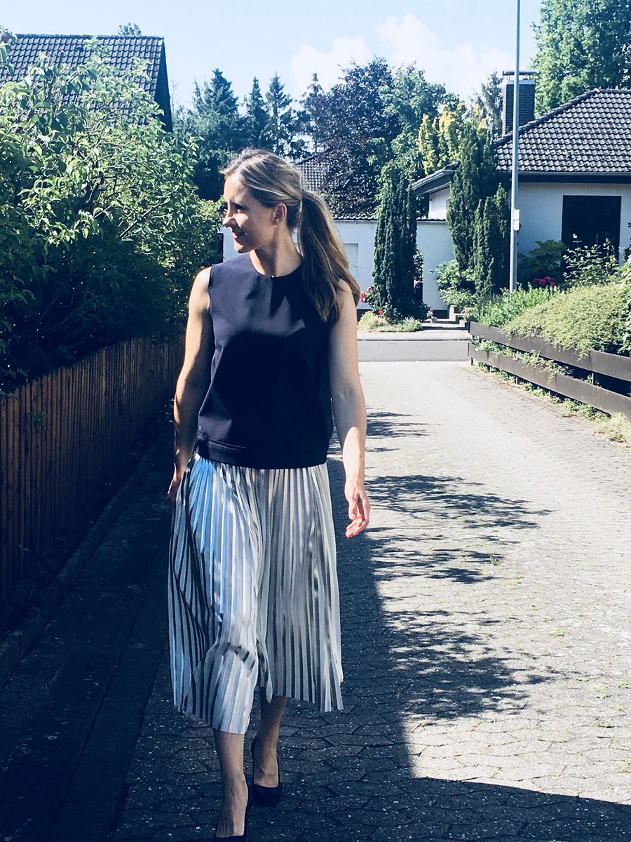 Styles4Work's tweet photo. Neue Woche, neues Glück, ein neuer Business Trip… Silberner Plissérock und blaues Oberteil - eine schöne Kombination. Und dazu noch ein gemustertes Seidentuch. Die Fahrt und die Woche können beginnen! #styles4work #businesstrip https://t.co/DfgUaSfN7f