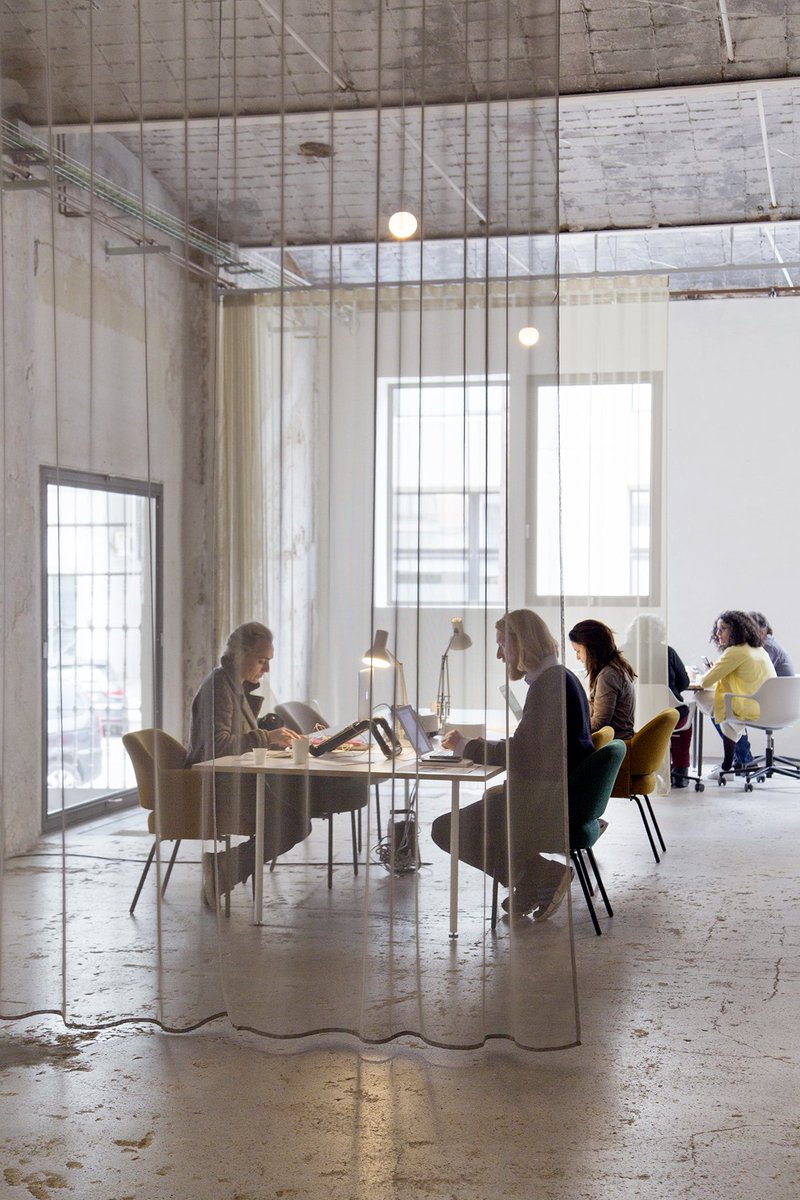 Nuestra comunidad de creativos esta formada por todo tipo de emprendedores, freelancers y pequeñas empresas que buscan un espacio donde trabajar y generar colaboraciones.Para saber más sobre nuestros espacios de trabajo rellena el formulario de nuestra web. Foto de <a href="/bego_anton/">Bego Antón</a> .