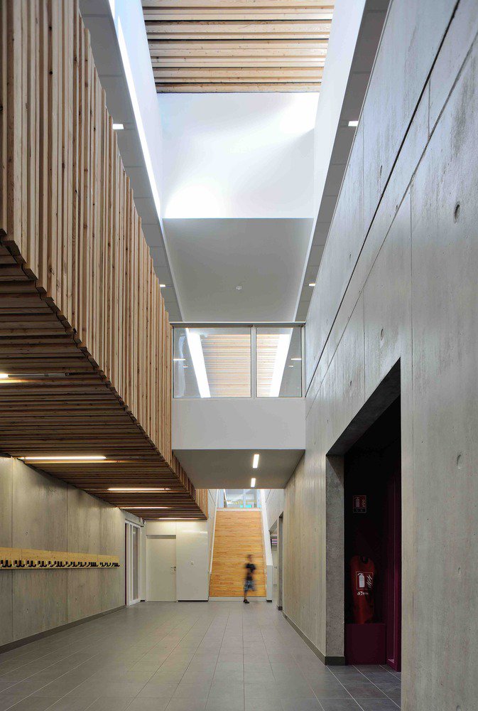 #kindcentrum #gebouwvoorkinderen #referentie #inspiratie: hout en #groendak aan de buitenzijde, binnen een combinatie van hout en beton in het zicht met gekleurde vlakken. Strak en toch ook vriendelijk.

archdaily.com/875658/school-…