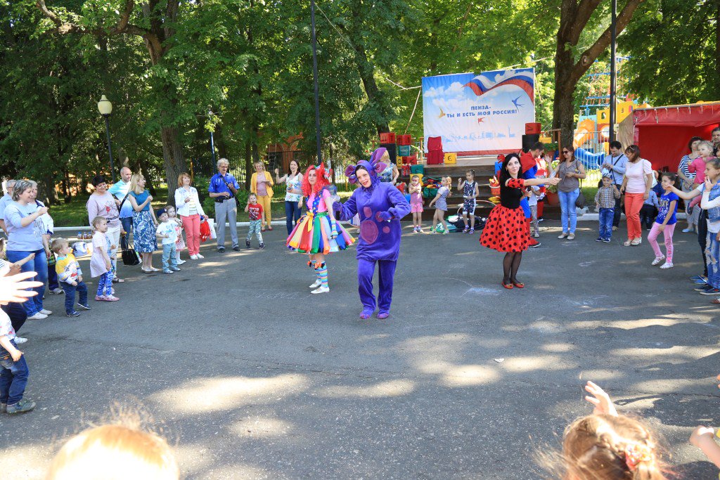 На Видовой аллее <a href="/parkbelinskogo/">ЦПКиО им.Белинского</a> ребята и взрослые стали участниками театрализованного представления, где им предстояло познакомиться с принцессой Лимонадинкой, королем Лимонадом, настоящим Суперменом, разбойницами, Милой и Лунтиком. #ДеньЛимонада #пенза