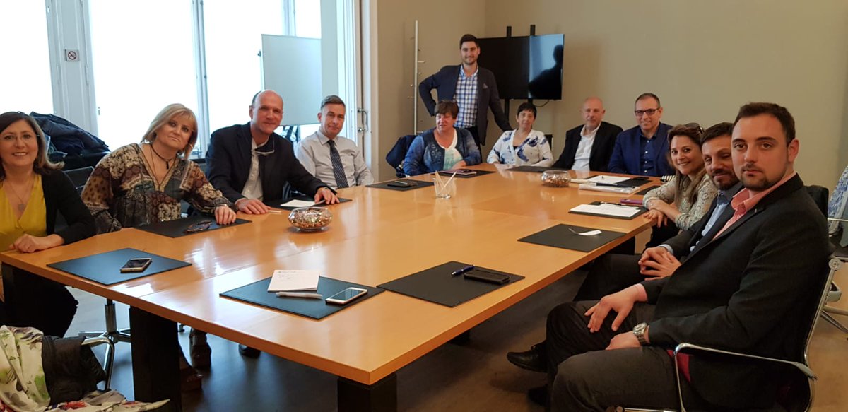 👉👉 Nos encantan estas reuniones con todos los gerentes de #Immosonmi , compartimos ideas, en un ambiente de compañerismo y profesionalidad con el fin de satisfacer a nuestros clientes😀
✅immosomni.com 📧 info@immosomni.com #Immosomni #MLSBarcelona