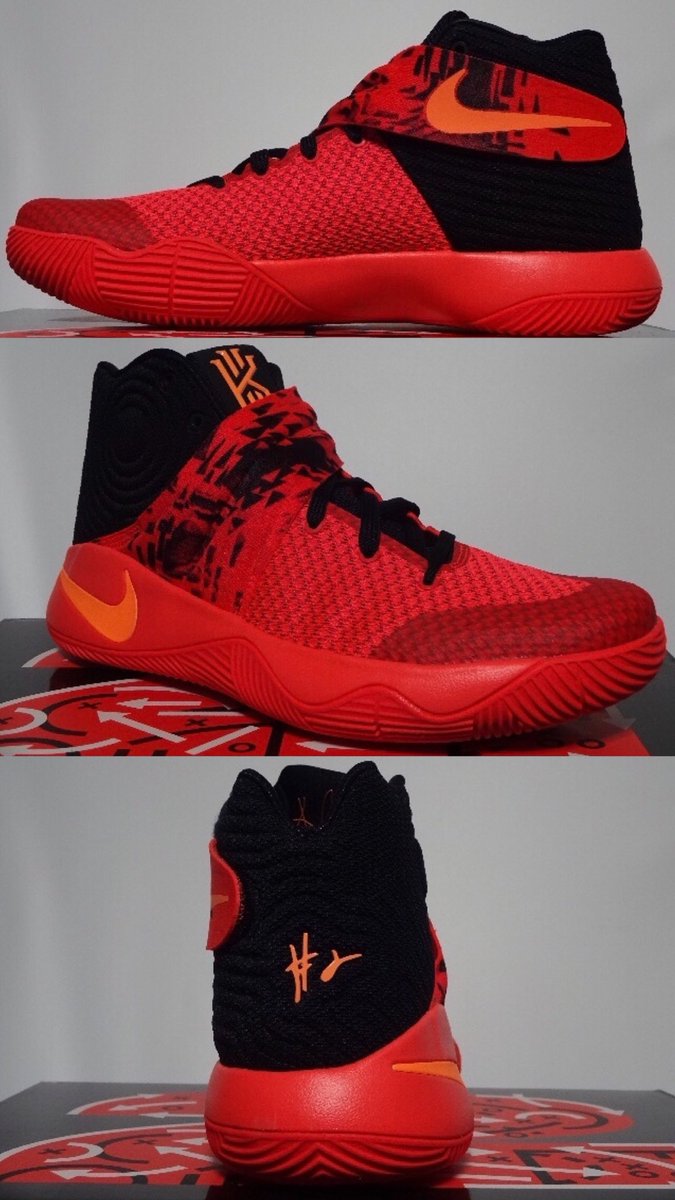 in_nba's tweet photo. 【 NIKE 】 Kyrie Low 1

カイリー・アービングのシグネチャーシリーズ初のローカットモデルが登場。

大人気を誇った Kyrie 2 同様にベルトが付いており、ヒール部分には現在の背番号 “ 11 ” が刻まれています。これは人気が出そうです。海外で7月15日発売予定です。 https://t.co/hPRRNcgaLp