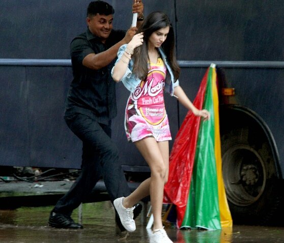 студент года картинка. студент года 2008. алия бхатт kiss. студент года 2012. сидхарт мальхотра и варун дхаван.