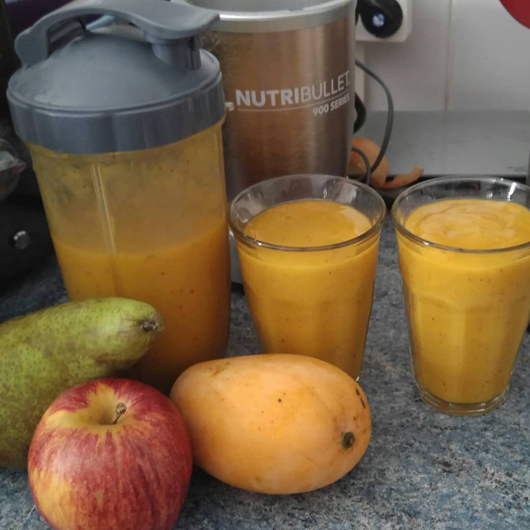 BUIPauline1's tweet photo. ✅ Recette de #smoothie du jour ➡ Dans le grand bol du #Nutribullet : 1 pomme rouge, 1 poire, 1 mangue, 1 cuillère à café de #grainesdelin des glaçons et de l'eau 😍👍 #recette #recettessaines #nutriblast #superaliment #mangersain #recipe #healthyrecipe #superfood #eatclean https://t.co/NKo505Jdjb