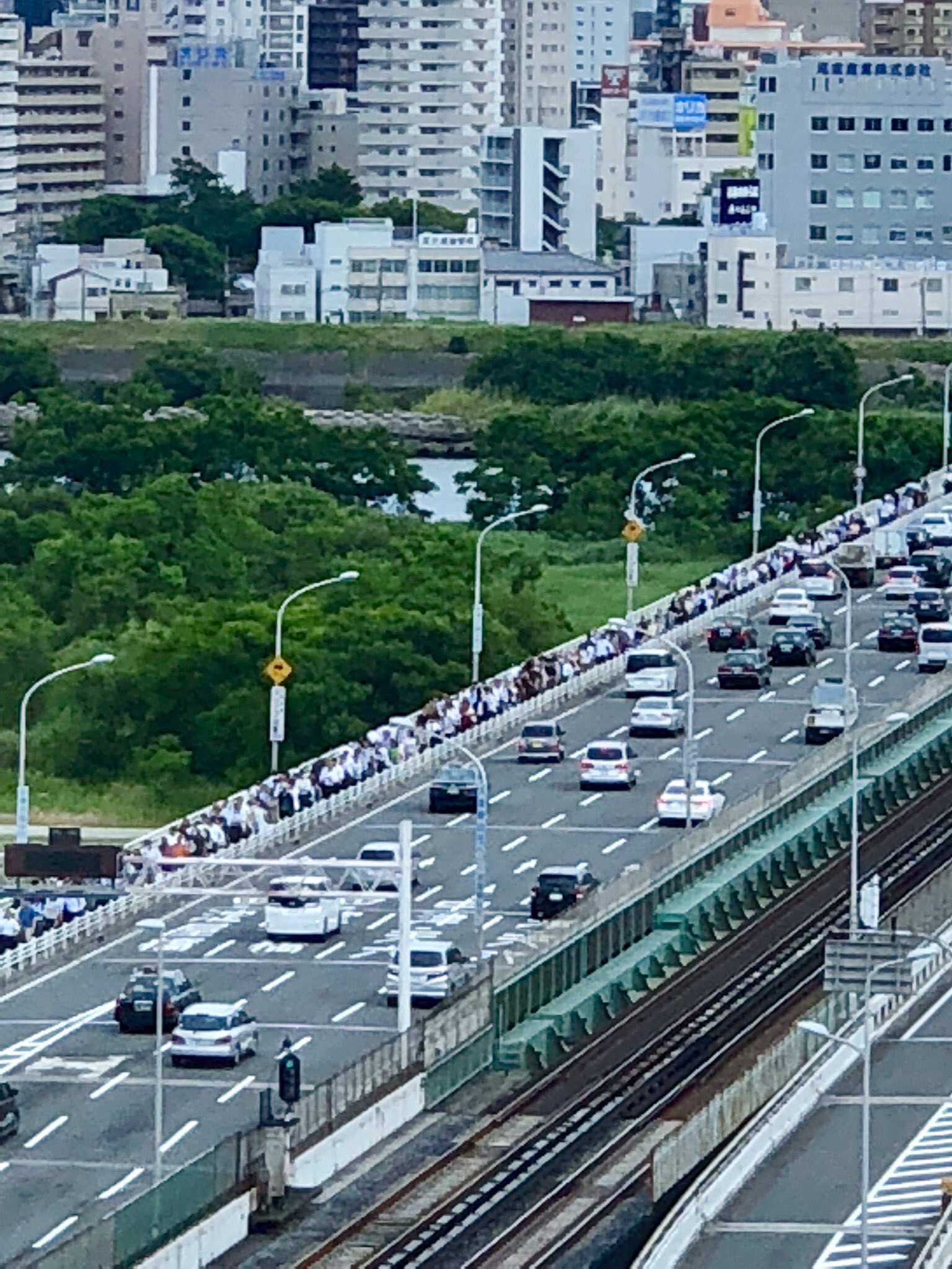 画像 大阪 淀川大橋を歩いて渡る人の群れがえげつない 昼より凄くなってる 地震恐るべし 震度6 T Co Ymufmcxf0p まとめダネ 画像 大阪 淀川大橋を歩いて渡る人の群れがえげつない 昼より凄くなってる 地震恐るべし 震度6 T Co Ymufmcxf0p まとめダネ