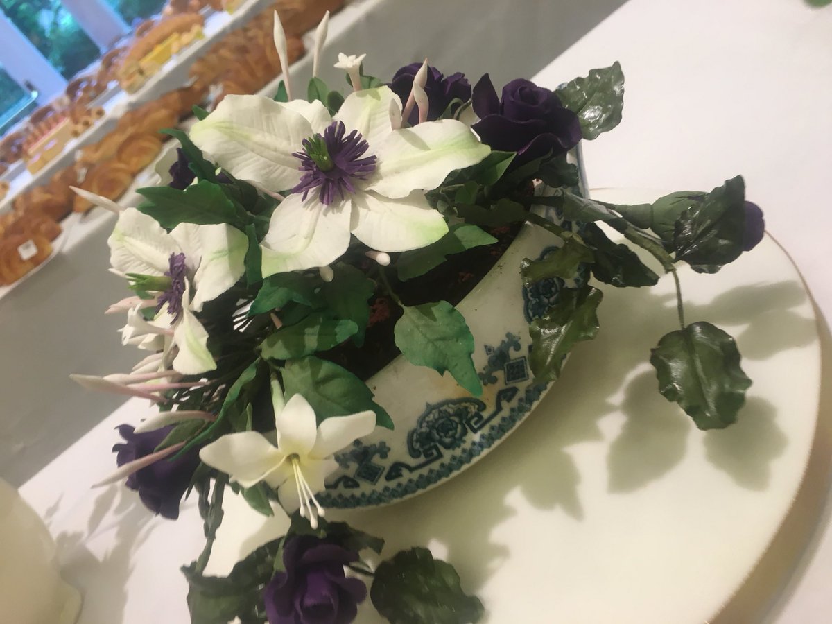 abst_'s tweet photo. #sugarflower #cakedecorating #abstconference2018 @BAKO_NW https://t.co/2WfEw4m49f